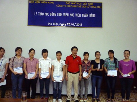 Ông Lê Việt Chung - Giám đốc Maketing Công ty CP Thế giới số Trần Anh trao tặng 10 suất học bổng bằng tiền mặt, trị giá 1 triệu đồng/suất